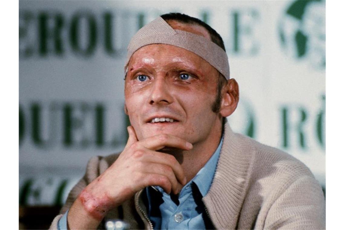 Der Mann mit der roten Kappe: Niki Lauda bleibt unvergessen Niki Lauda gibt 1976 rund fünf Wochen nach seinem schweren Rennunfall auf dem Nürburgring eine Pressekonferenz. Foto: Hartmut Reeh