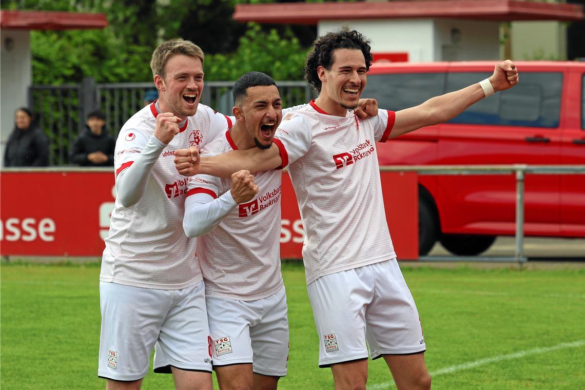 Niklas Benkeser, Arda Gürsel und Fabijan Domic (von links) bejubeln den Backnanger Siegtreffer. Foto: Alexander Hornauer