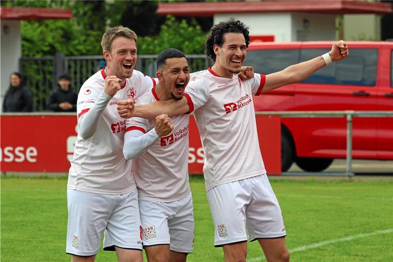 Niklas Benkeser, Arda Gürsel und Fabijan Domic (von links) bejubeln den Backnanger Siegtreffer. Foto: Alexander Hornauer