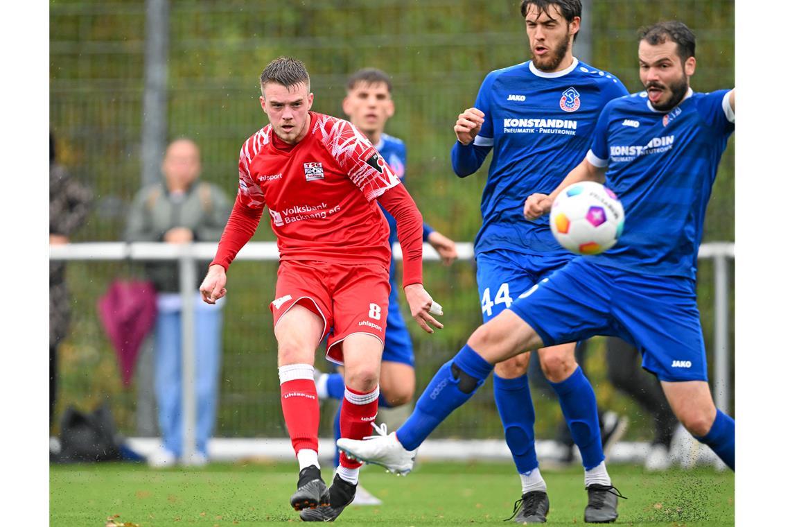 TSG Backnang siegt nach starker Vorstellung Niklas Benkeser (links) erzielt das 1:0-Führungstor für die TSG. Foto: Silas Schüller