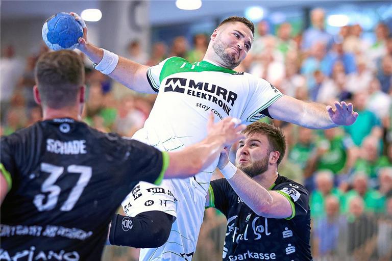 Niklas Diebel hat mit dem HCOB beim Zweitliga-Auftakt bei seinem Ex-Verein TV Hüttenberg eine harte Nuss zu knacken. Foto: Alexander Becher