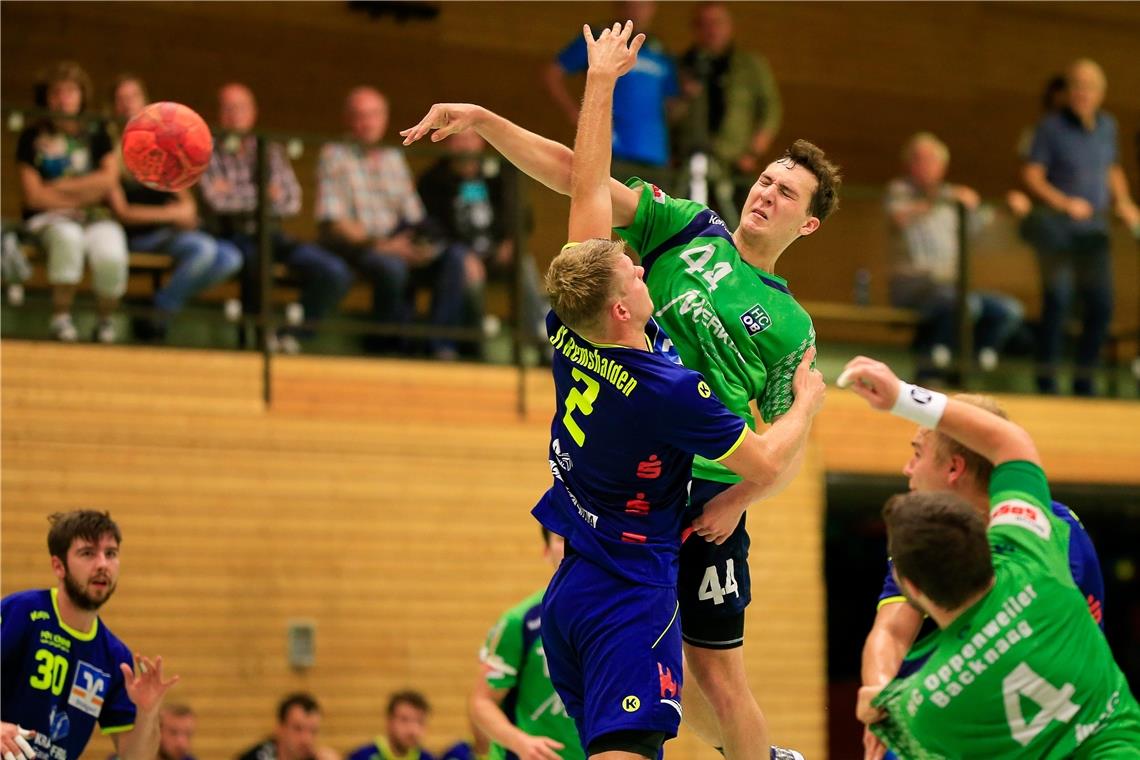 Niklas Hug (beim Wurf) wird in der neuen Runde nicht mehr das HCOB-Trikot tragen. Foto: A. Becher