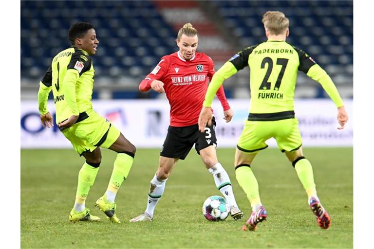 Niklas Hult (M) musste sich mit Hannover mit einem Punkt gegen Paderborn zufrieden geben. Foto: Hauke-Christian Dittrich/dpa