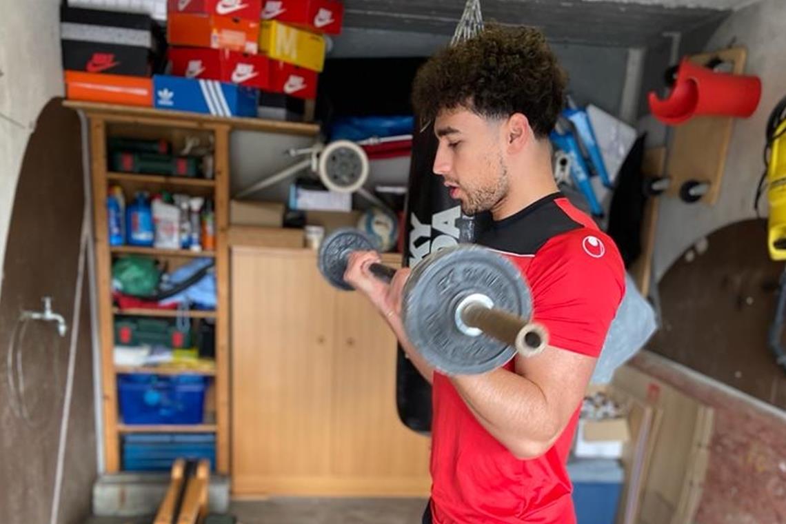 Jeder erlebt die Quarantäne anders Niklas Kalafatis, Oberliga-Fußballer bei der TSG Backnang, nutzte seine Fitnessgeräte, um in der vierwöchigen Quarantäne zumindest etwas Bewegung zu bekommen. Foto: T. Saitis