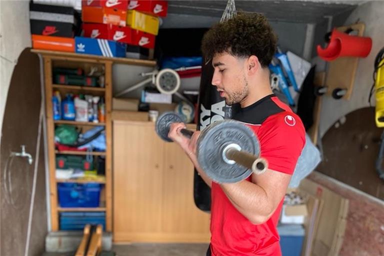 Niklas Kalafatis, Oberliga-Fußballer bei der TSG Backnang, nutzte seine Fitnessgeräte, um in der vierwöchigen Quarantäne zumindest etwas Bewegung zu bekommen. Foto: T. Saitis