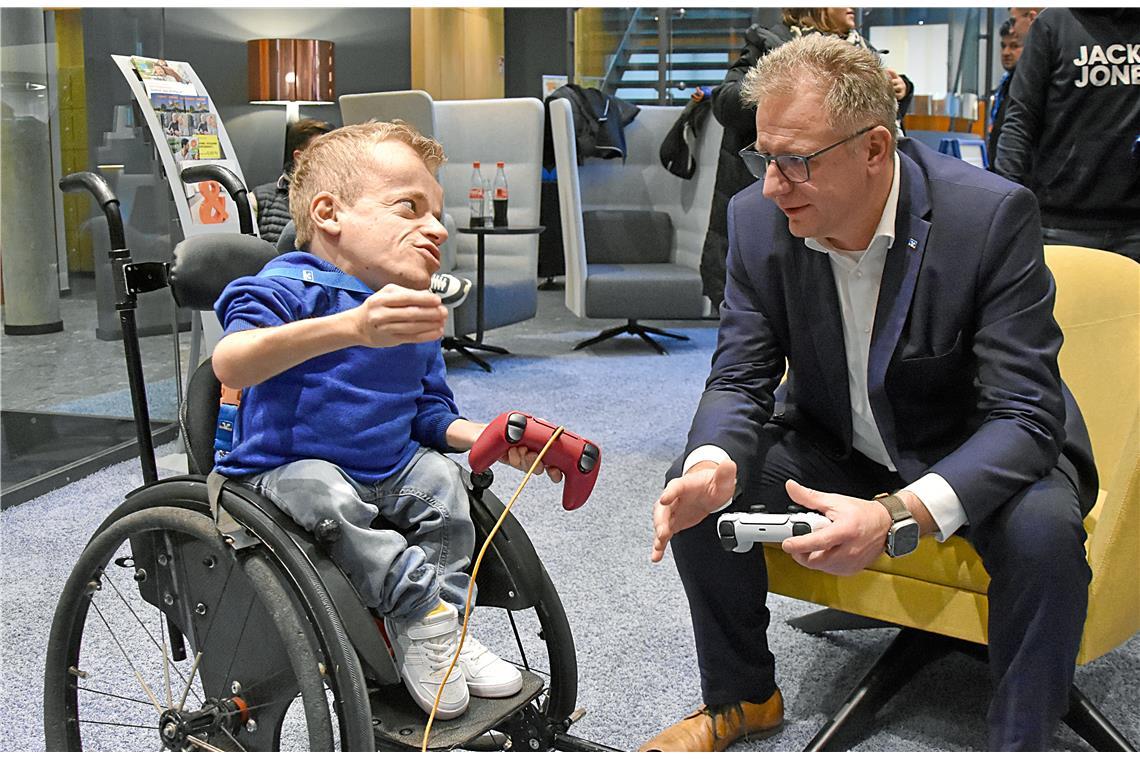 Niklas Luginsland erläutert Jürgen Schwab, dem Vorstandsvorsitzenden der Volksba...