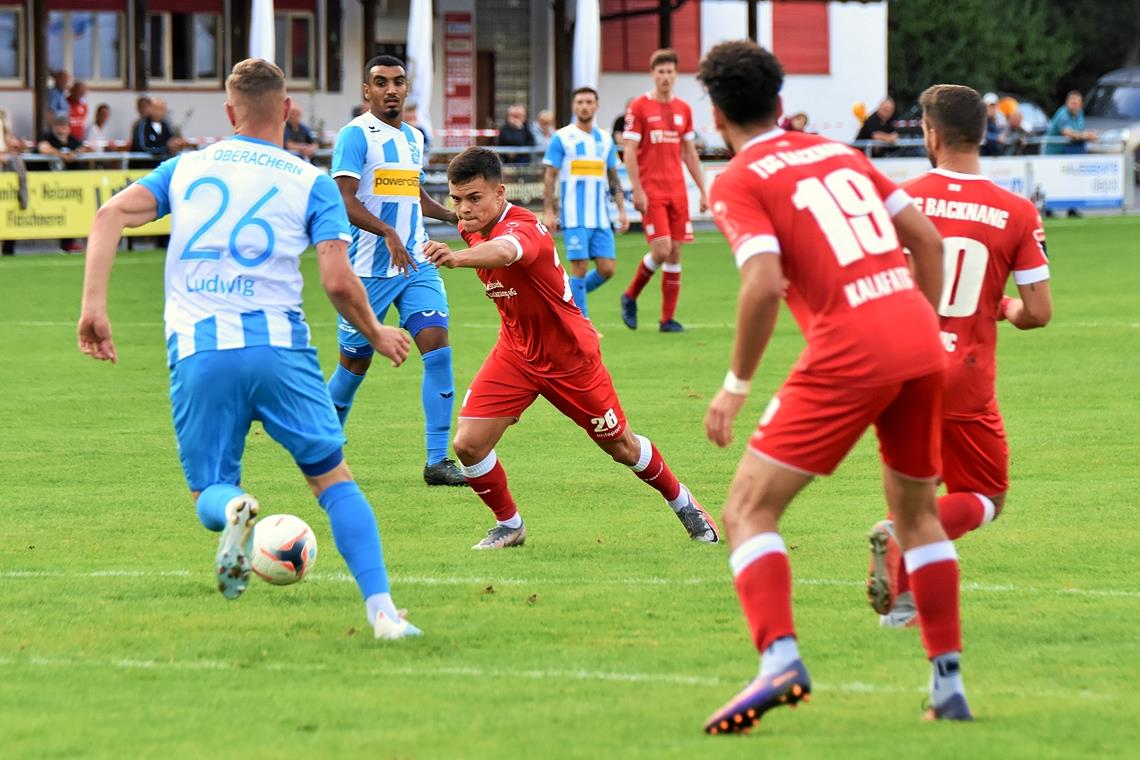 Lediglich ein Punkt gegen das Schlusslicht Niklas Pollex (Dritter von links) hat die TSG-Fußballer in der 26. Minute mit 1:0 in Führung gebracht. Foto: T. Sellmaier
