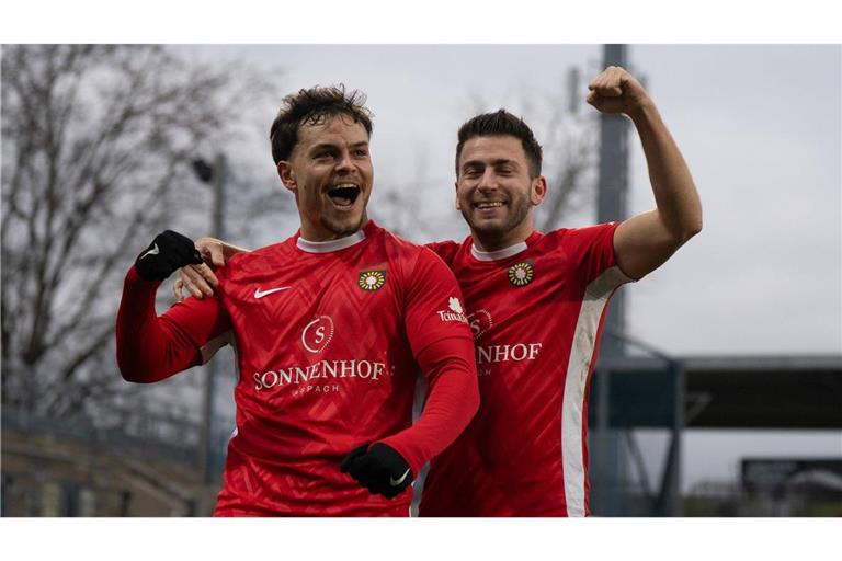 Niklas Pollex (li.) und Marius Kunde wollen mit der SG Sonnenhof Großaspach auch im Nachholspiel am Mittwoch gegen den SC Freiburg II  jubeln.

IMAGO/Josh Hoffmann