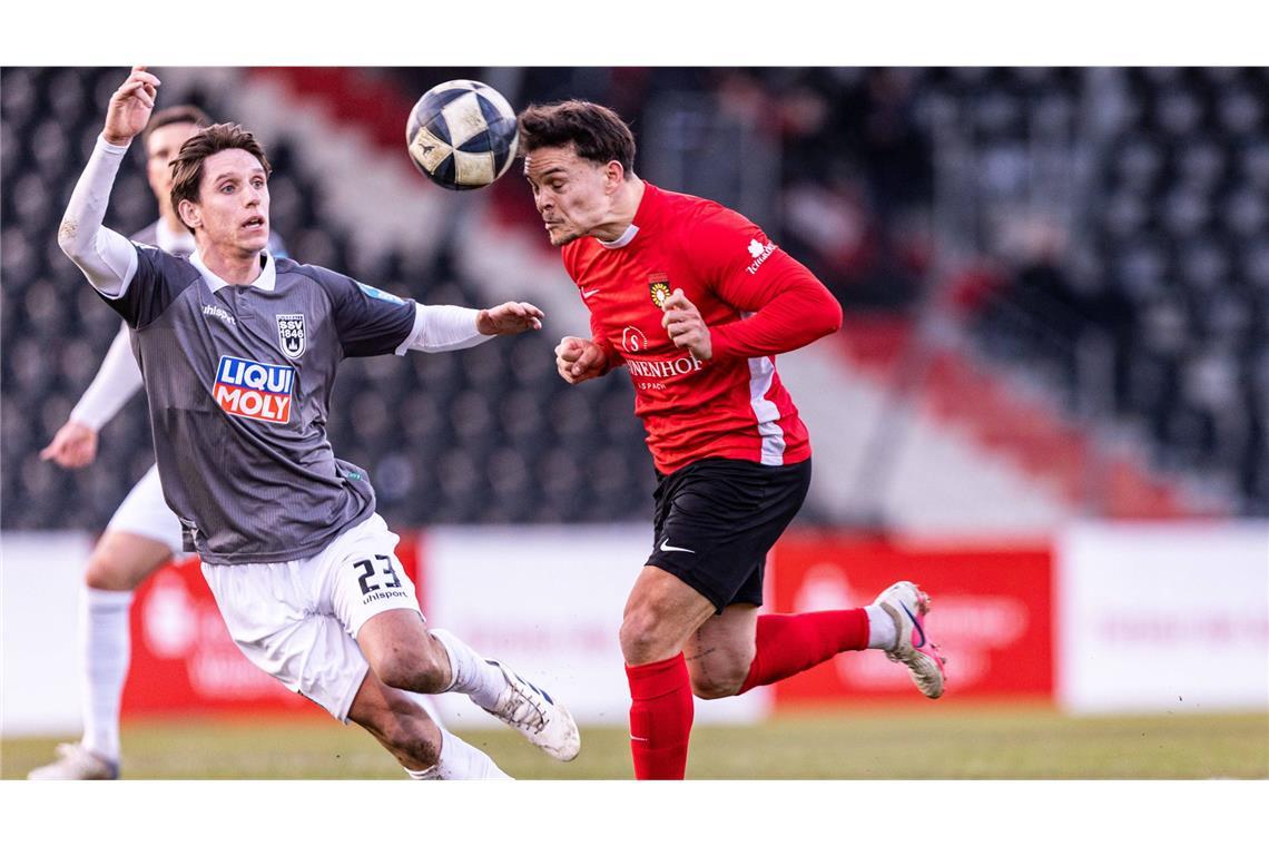 Niklas Pollex (re.) von der SG Sonnenhof im Duell mit Ulms Max Brandt – Großaspach setzt sich gegen den Drittligisten durch.