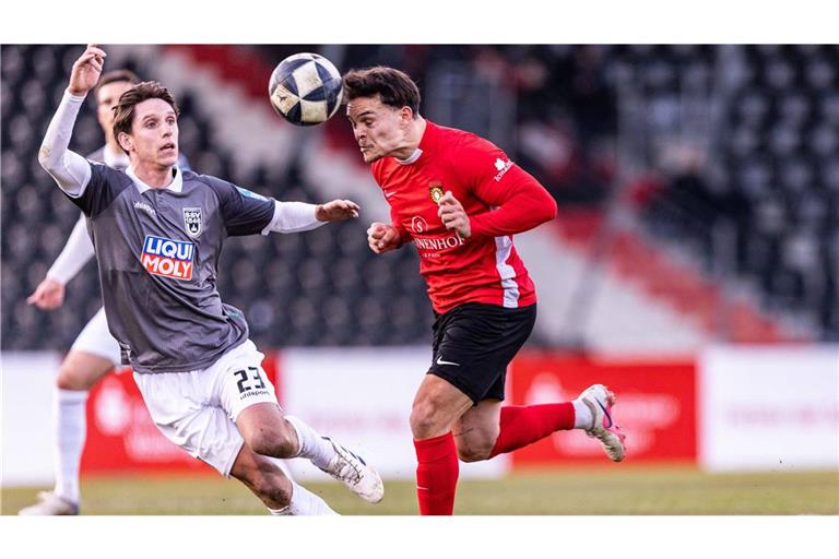 Niklas Pollex (re.) von der SG Sonnenhof im Duell mit Ulms Max Brandt – Großaspach setzt sich gegen den Drittligisten durch.