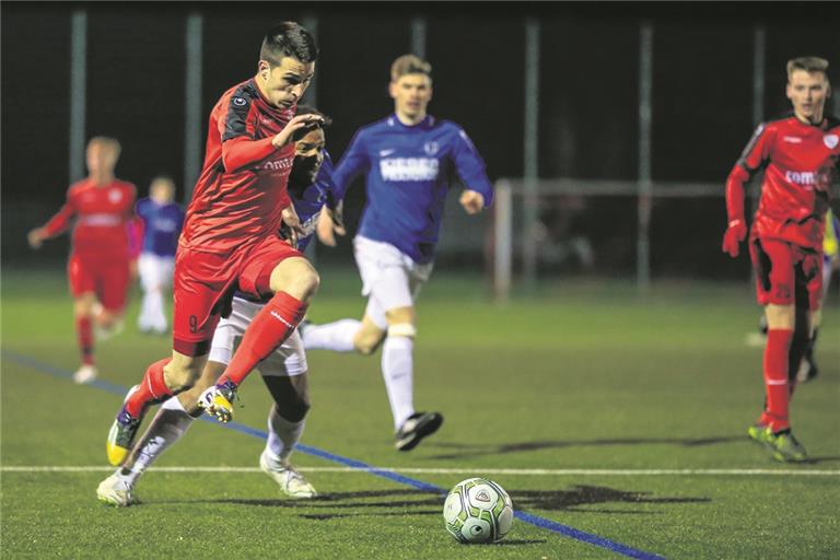 Niklas Schommer (vorne) erzielt in dieser Szene das 2:0 für den SV Allmersbach.Foto: A. Becher