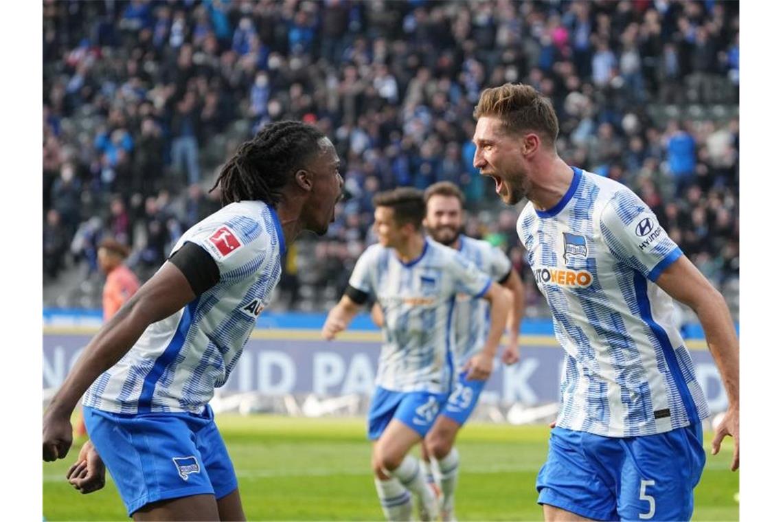 Bayern legt vor - Hochspannung im Abstiegskampf Niklas Stark (r) leitete mit seinem Tor Herthas Heimsieg gegen Hoffenheim ein. Foto: Soeren Stache/dpa-Zentralbild/dpa