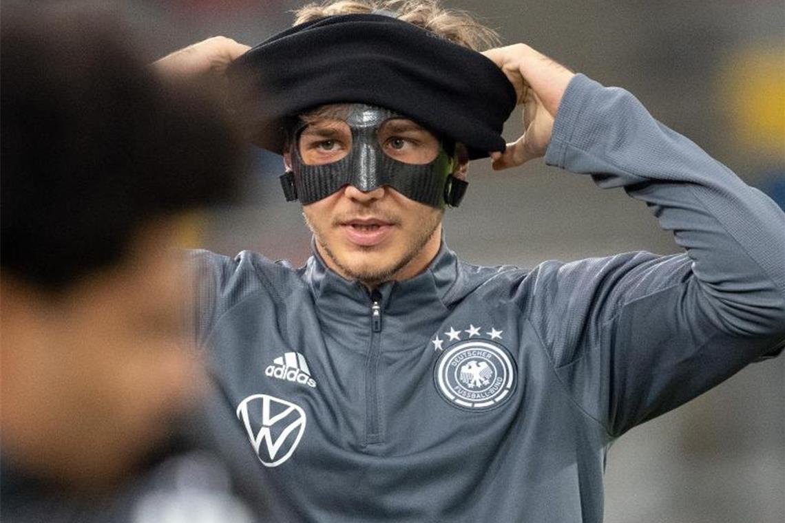 Verwirrung im DFB-Team: Sieg reicht nicht? - „Sexy spielen“ Niklas Stark trainierte mit einer Gesichtsmaske. Foto: Federico Gambarini/dpa
