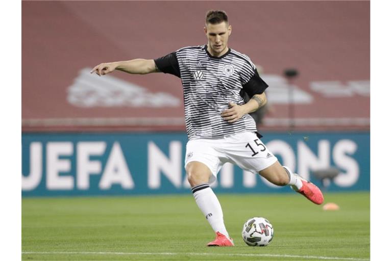 Niklas Süle wärmt sich vor einem Spiel auf. Foto: Daniel Gonzales Acuna/dpa/Archivbild