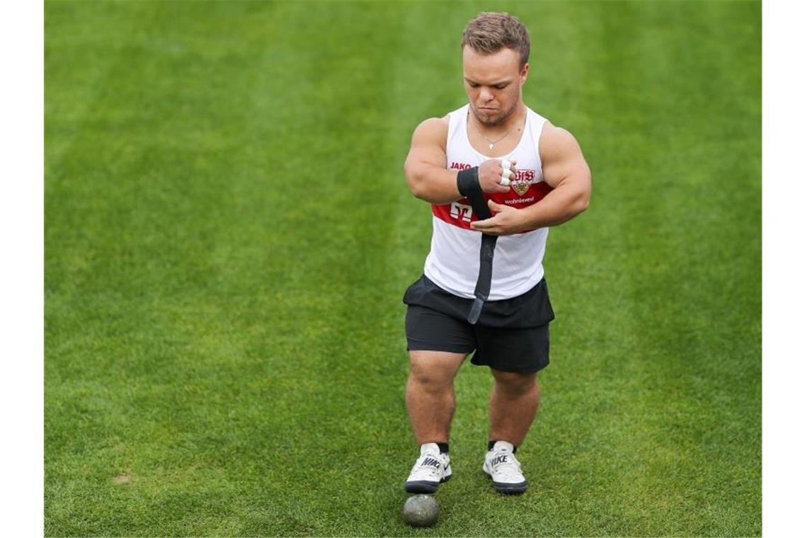 Niko Kappel legt sich seine Bandagen um das Handgelenk. Foto: Tom Weller/dpa