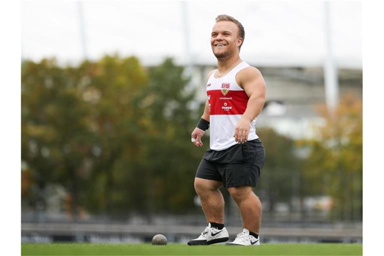 Niko Kappel steht auf einem Sportplatz. Foto: Tom Weller/dpa/Archivbild