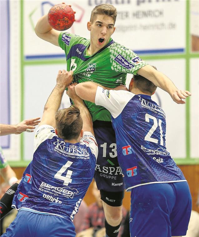 Nikola Vlahovic (am Ball) will mit dem HCOB auch die Hürde in Haßloch nehmen. Foto: A. Becher