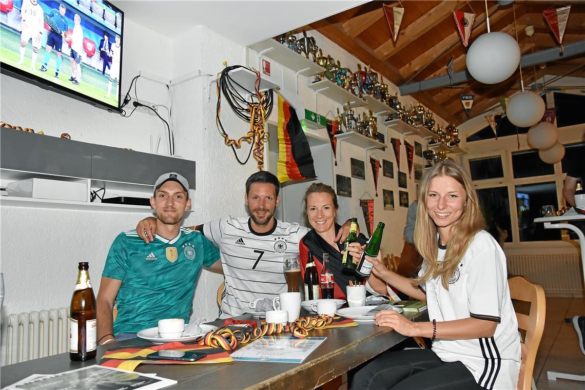 Nikolai Kaiser, Jonas Rumpel, Larissa Fesenbeck und Johanna Thums (von links) ho...