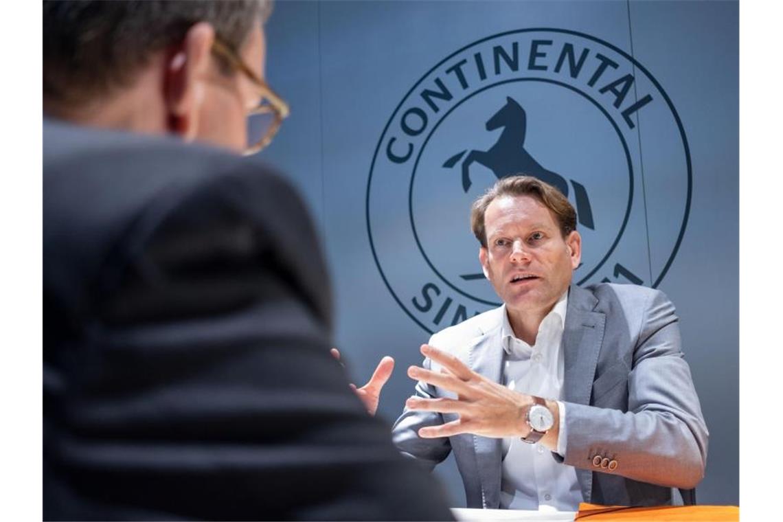 Nikolai Setzer, Mitglied des Vorstandes, Continental AG, spricht während eines Interviews auf der IAA in Hannover. Nikolai Setzer wird neuer Vorstandschef von Continental. Foto: Peter Steffen/dpa