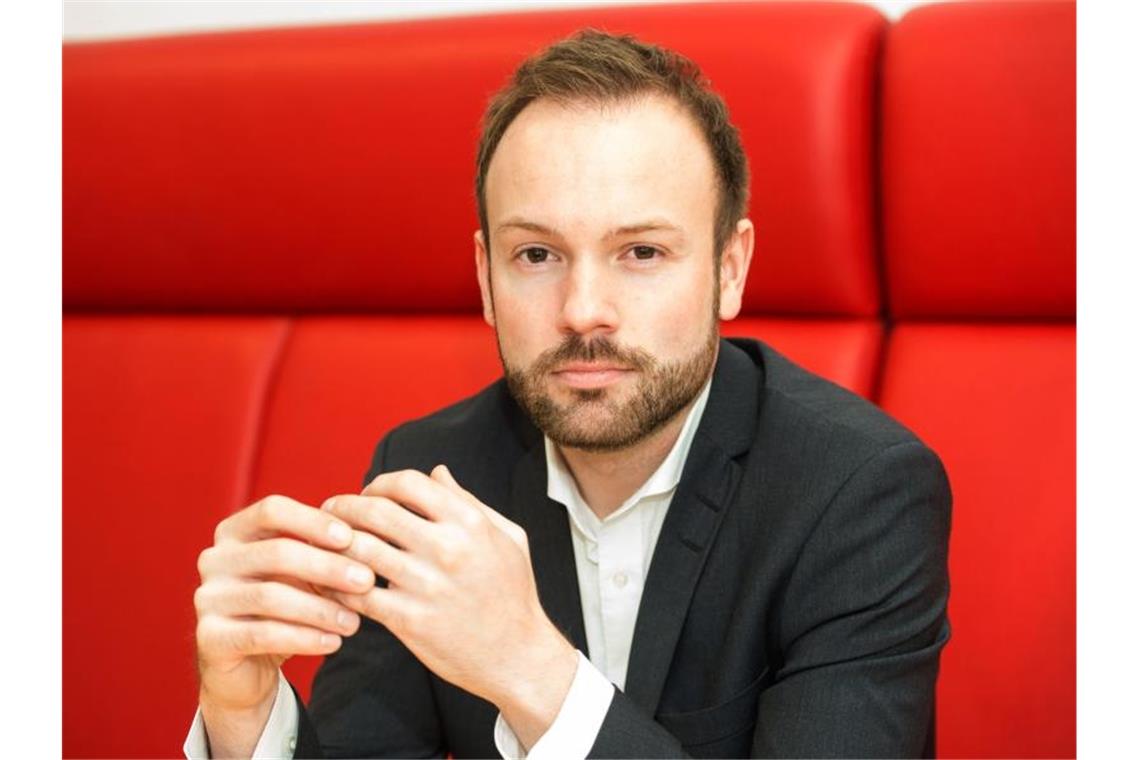 Nikolas Löbel (CDU) schaut bei einem Fototermin bei der deutschen Presse-Agentur in die Kamera. Foto: picture alliance / Lino Mirgeler/dpa