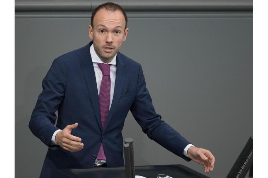 Staatsanwaltschaft ermittelt gegen Nikolaus Löbel Nikolas Löbel (CDU) spricht bei der Plenarsitzung des Deutschen Bundestages. Foto: Jörg Carstensen/dpa