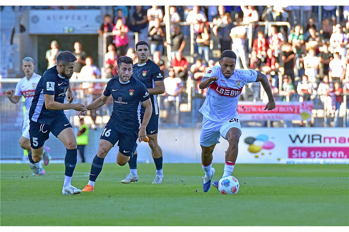Nikolas Nartey (am Ball) hat in der zwölften Minute das 1:0 für den VfB erzielt....