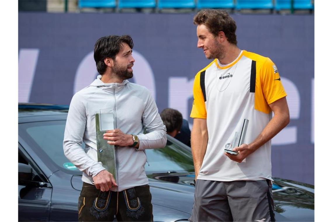 Finalniederlage in München: Struff verpasst ersten Titel Nikolos Bassilaschwili (l) und Jan-Lennard Struff stehen bei der Siegerehrung zusammen. Foto: Sven Hoppe/dpa