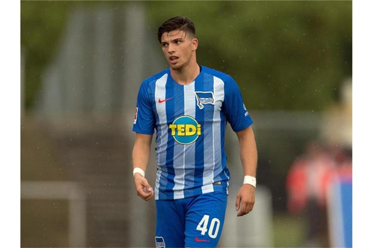 Nikos Zografakis geht über den Platz. Foto: Soeren Stache/dpa/Archivbild