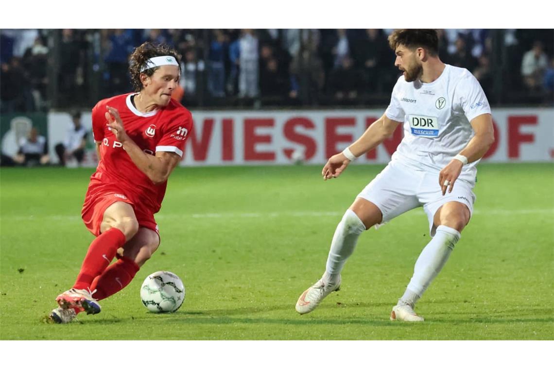 Nikos Zografakis (re., gegen&nbsp; Fabian Reese) im DFB-Pokal-Duell mit der VSG Altglienicke gegen den VfL Wolfsburg.