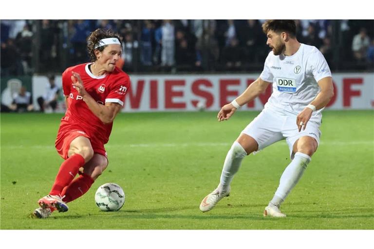 Nikos Zografakis (re., gegen&nbsp; Fabian Reese) im DFB-Pokal-Duell mit der VSG Altglienicke gegen den VfL Wolfsburg.