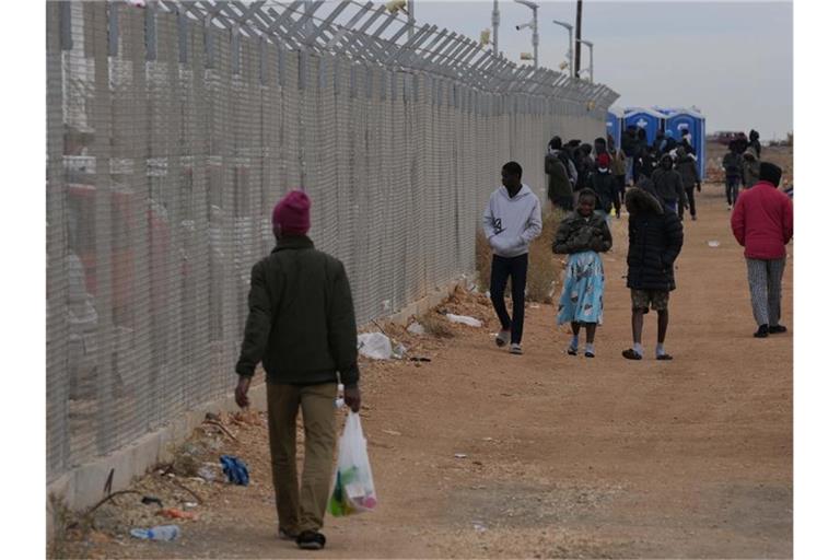 Nikosia hat bereits eine elf Kilometer lange Absperrung entlang der Trennungslinie zwischen Süd- und Nordzypern gebaut. Foto: Petros Karadjias/AP/dpa/Archiv