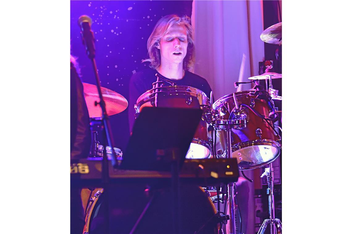 Nils am Schlagzeug von JuxRock. 2. WINTER ROCK NIGHT in Althütte" mit den Bands ...