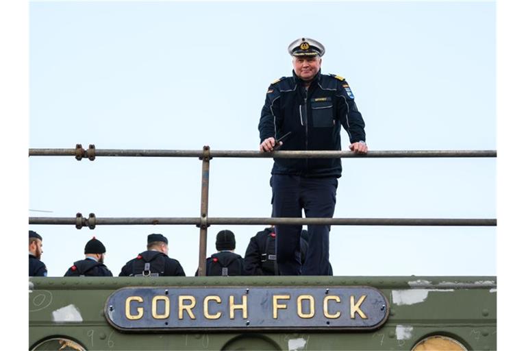 Nils Brandt, Kapitän der Gorch Fock, an Bord des Marineschulschiffes. Foto: Mohssen Assanimoghaddam/dpa