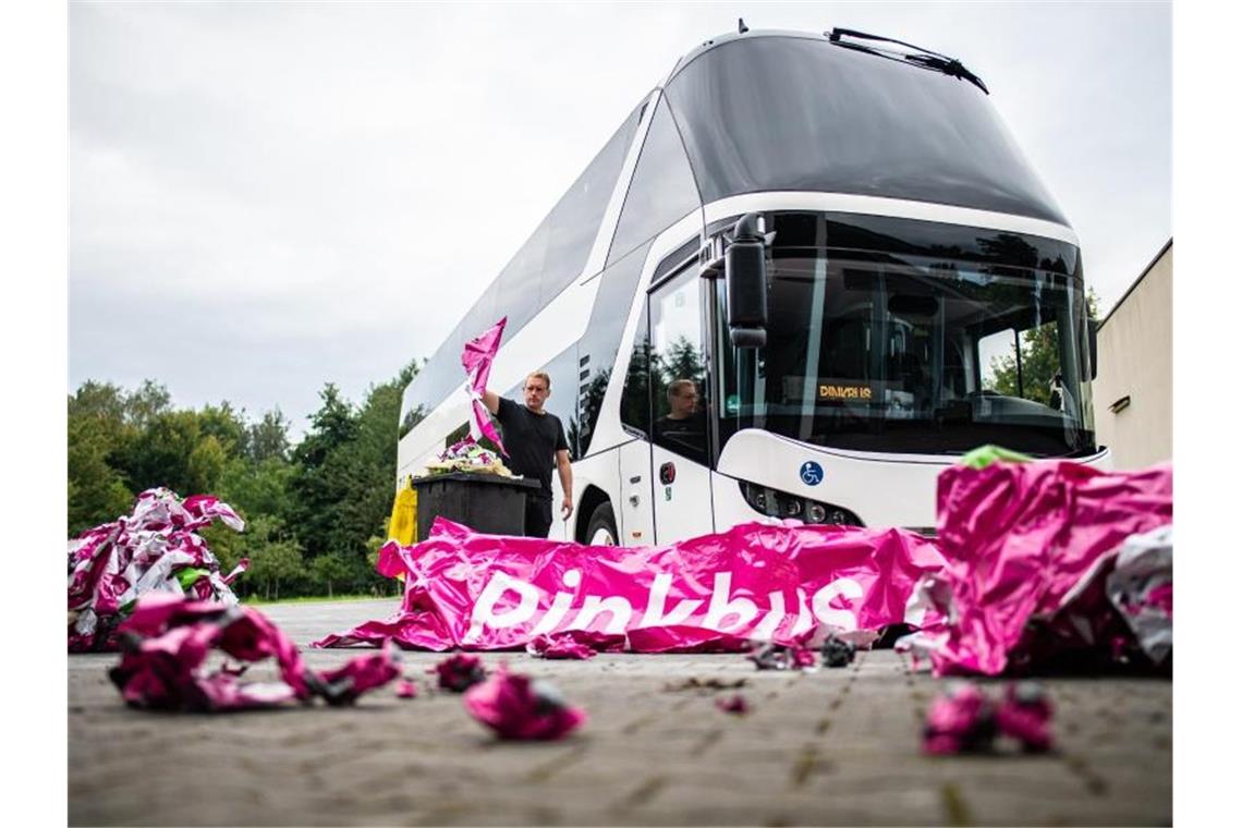 Nils Neumann, Art Direktor bei Pinkbus: Das Kölner Fernbusunternehmen muss seine Busse farblich umgestalten, weil ihr bisheriger Farbton zu sehr dem Magenta der Deutschen Telekom ähnelt. Foto: Guido Kirchner/dpa