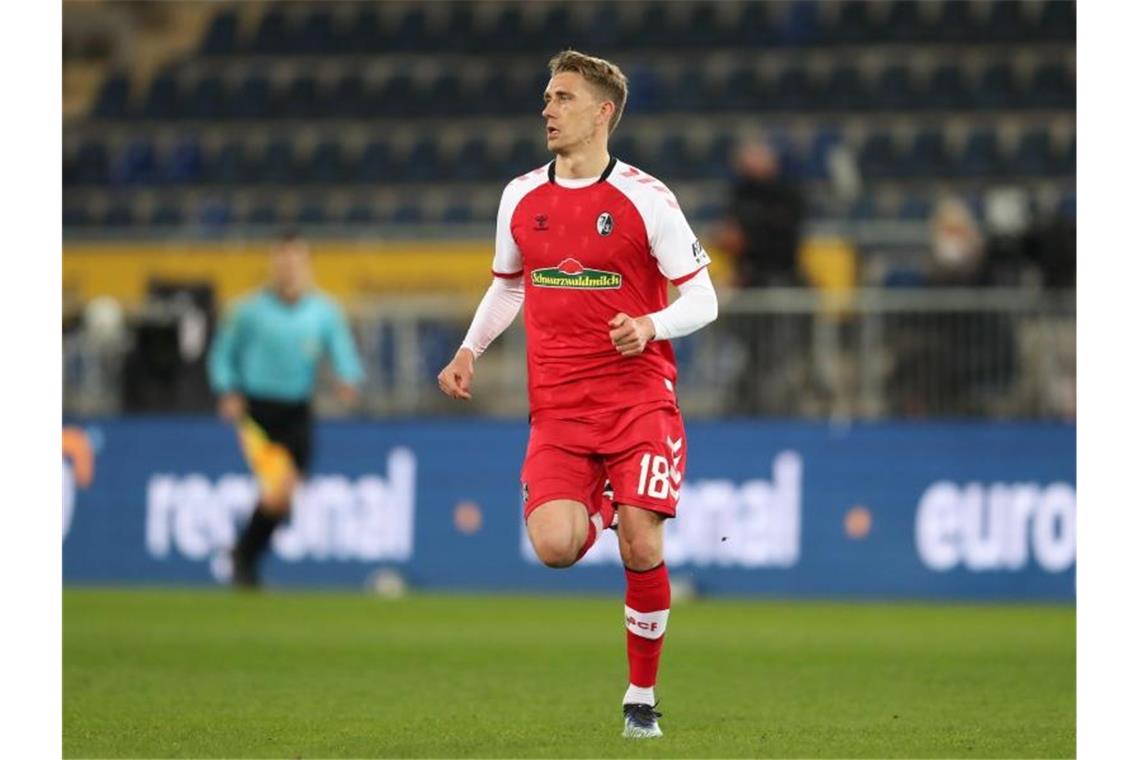 „Badische Zeitung“: Petersen weist Wechselgerüchte zurück Nils Petersen läuft über das Spielfeld. Foto: Friso Gentsch/dpa/Archivbild