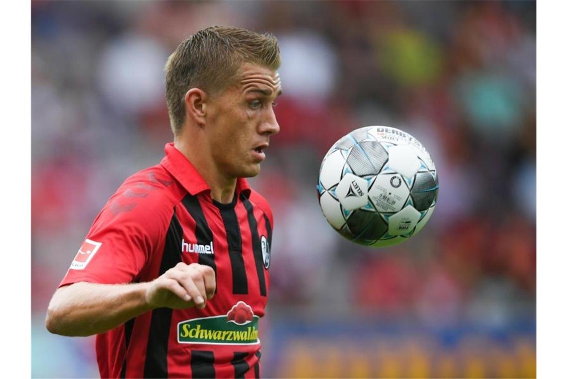 Petersen rechnet nicht mehr mit Comeback Nils Petersen schaut den Ball an. Foto: Patrick Seeger/dpa/Archivbild
