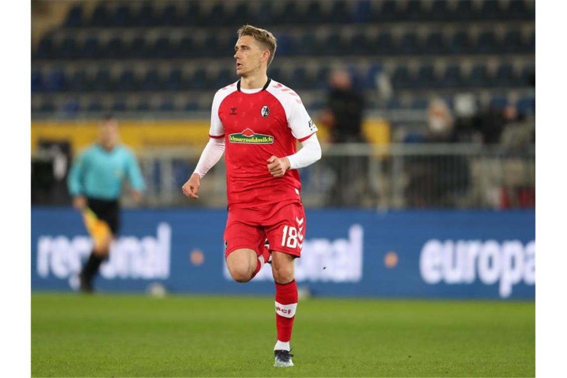 Nils Petersen vom SC Freiburg läuft über den Platz. Foto: Friso Gentsch/dpa/Archivbild