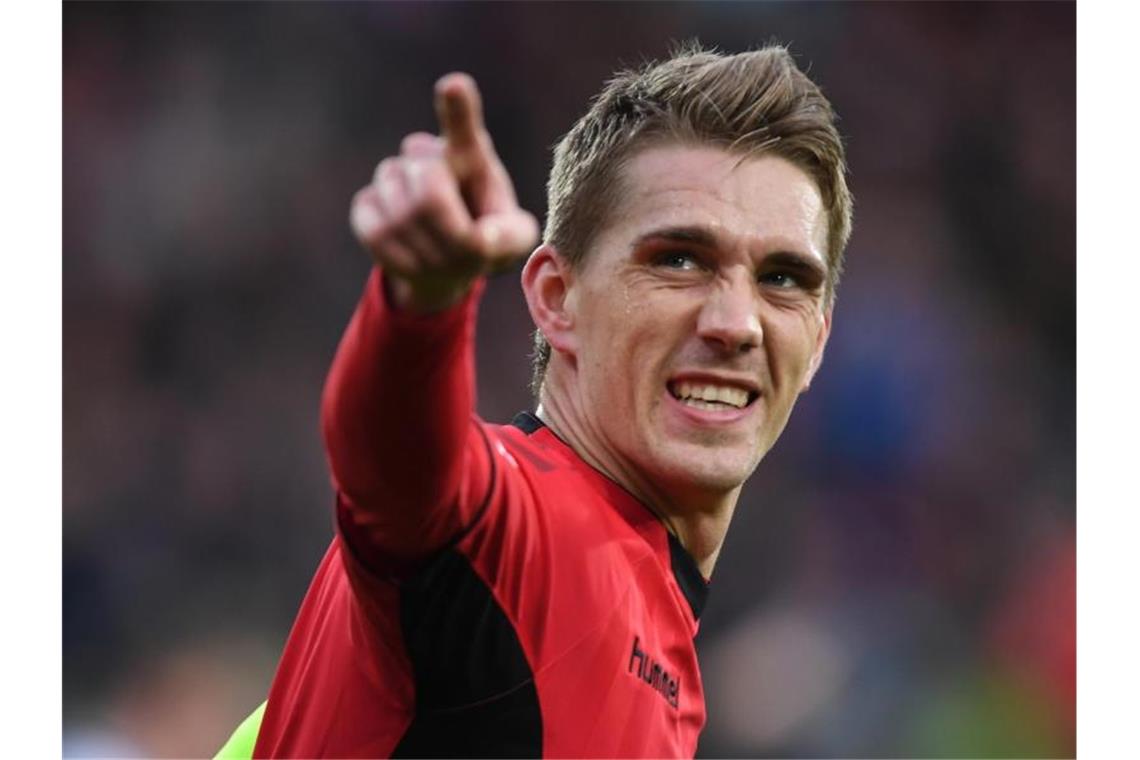 Freiburgs Misere im Abschluss: Petersen mit Extra-Motivation Nils Petersen von Freiburg bejubelt ein Tor. Foto: Patrick Seeger/dpa/Archivbild