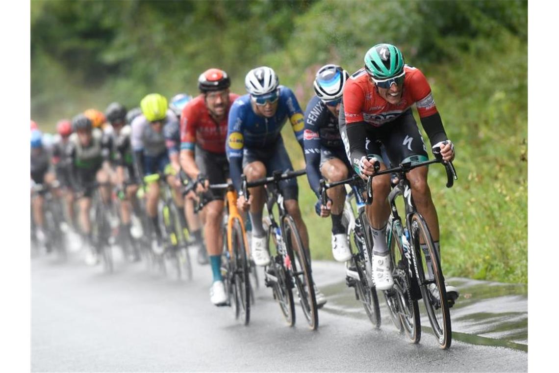Politt belohnt sich mit Sieg der Deutschland Tour Nils Politt (r) vom Team Bora-Hansgrohe führt das Feld im Roten Trikot des Gesamtführenden an. Foto: Bernd Thissen/dpa