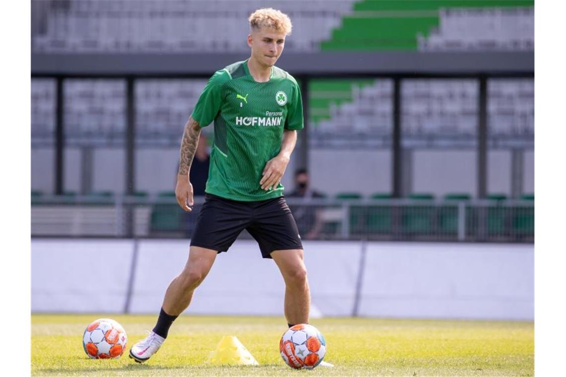 Sandhausen holt Mittelfeldprofi Seufert aus Fürth Nils Seufert spielt den Ball. Foto: Daniel Karmann/dpa/Archivbild