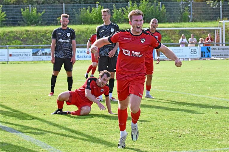 Nils Thomann (vorne) und der SV Allmersbach wollen gegen Gaildorf den neunten Sieg im neunten Spiel bejubeln. Foto: Tobias Sellmaier