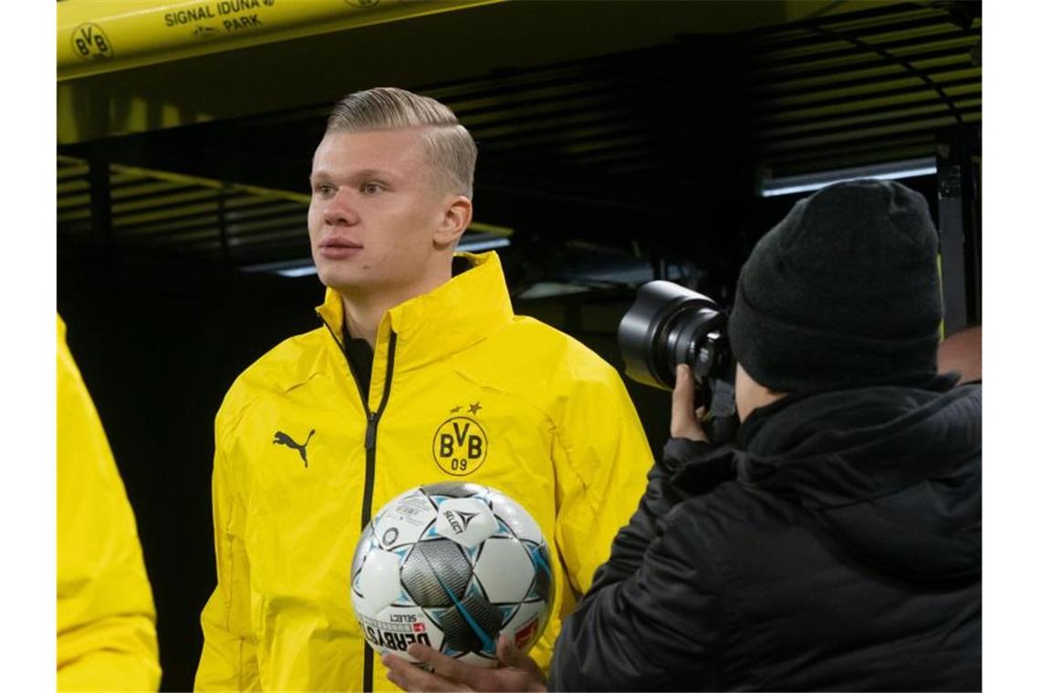 Haaland nicht in BVB-Startelf - Alcácer zurück im Kader Nimmt auch vor heimischer Kulisse vorerst auf der Dortmunder Bank Platz: Neuzugang Erling Haaland. Foto: Bernd Thissen/dpa