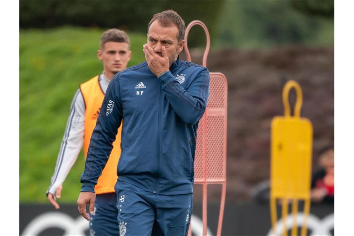 Gehaltsverzicht beim FC Bayern gilt zunächst bis Ende April Nimmt mit dem FC Bayern das Training auf dem Platz wieder auf: FCB-Coach Hansi Flick. Foto: Peter Kneffel/dpa