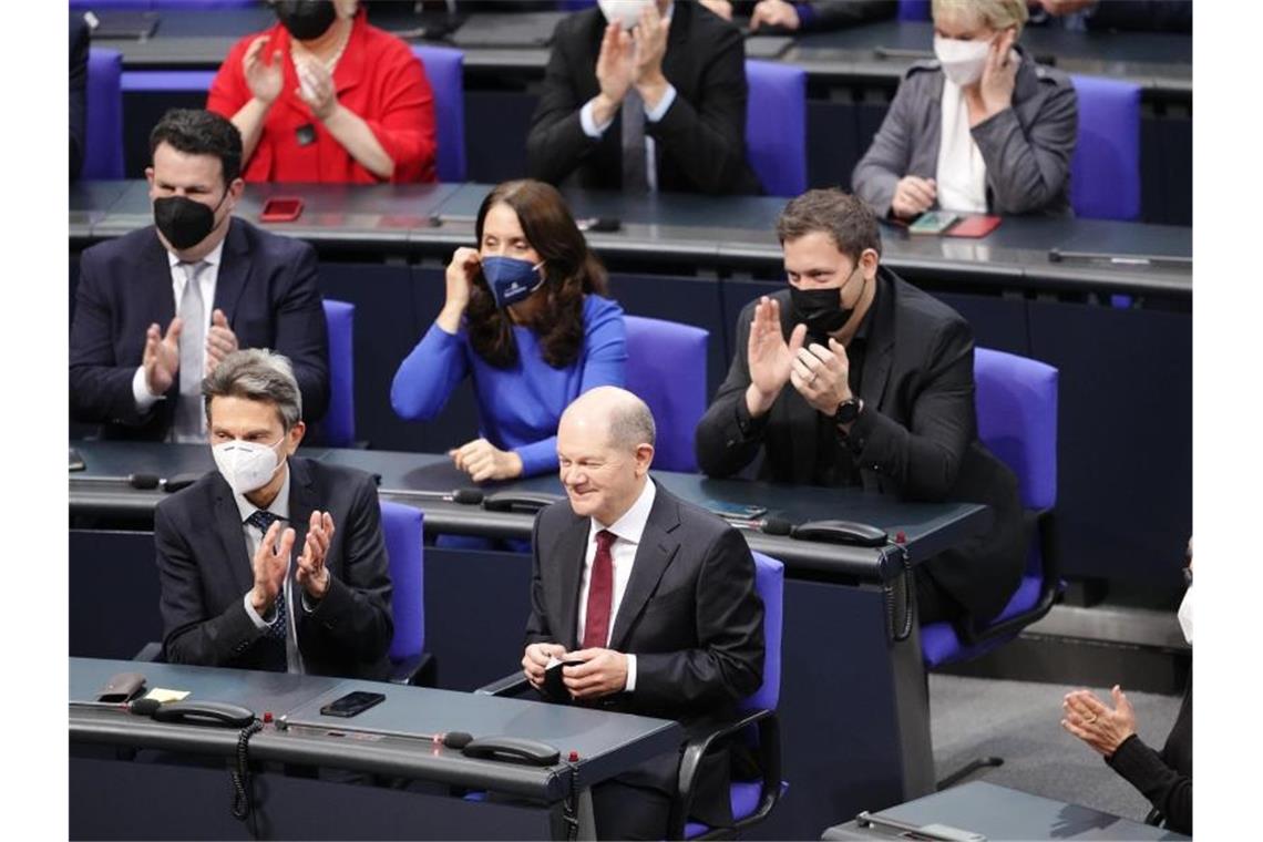 Nimmt mit einem Grinsen im Gesicht die Wahl zum Bundeskanzler an: Olaf Scholz. Foto: Kay Nietfeld/dpa