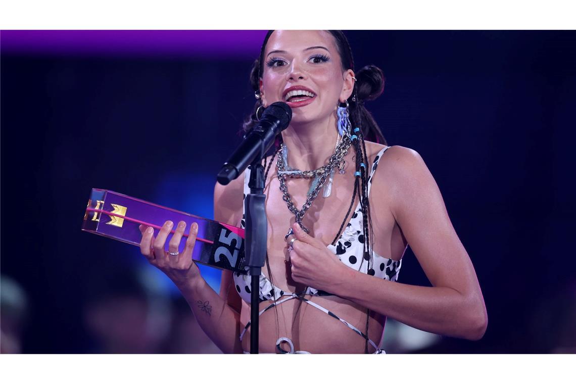 Nina Chuba wird 2025 beste Künstlerin - und nimmt ihre insgesamt vierte Krone mit heim.