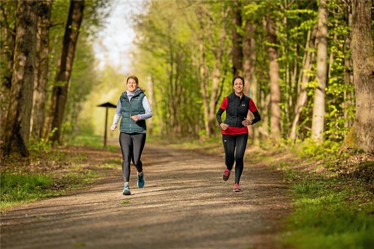 Nina Dietz (links) und Karin Heinrich vom Lauftreff Backnang finden die 5-Kilometer-Runde im Plattenwald „sehr abwechslungsreich“. Foto: A. Becher