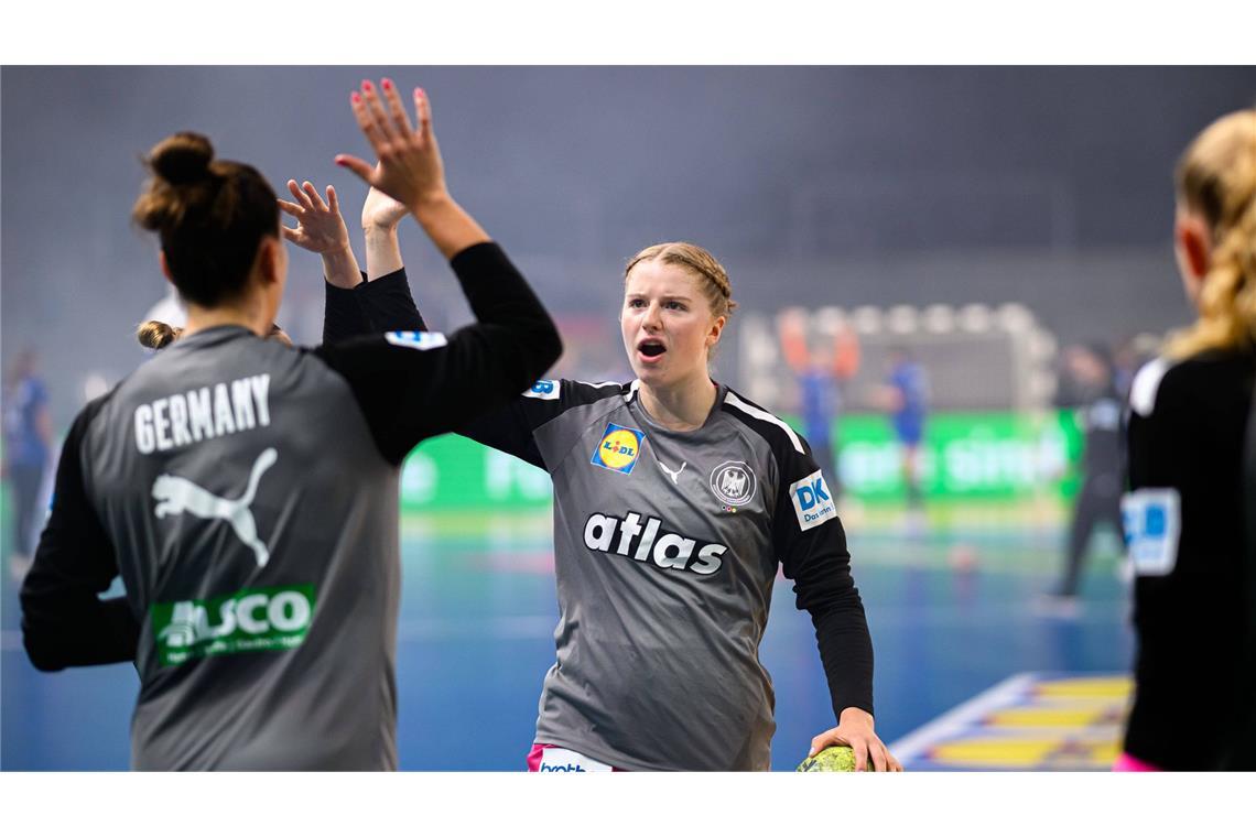 Nina Engel feierte 2024 ihr Debüt im Nationalteam. Schon bei der U-20-WM 2022 glänzte sie als beste deutsche Torschützin mit 44 Treffern. Engel steht seit 2024 bei HSG Bensheim/Auerbach unter Vertrag. Länderspiele: 17, Alter: 22 Jahre