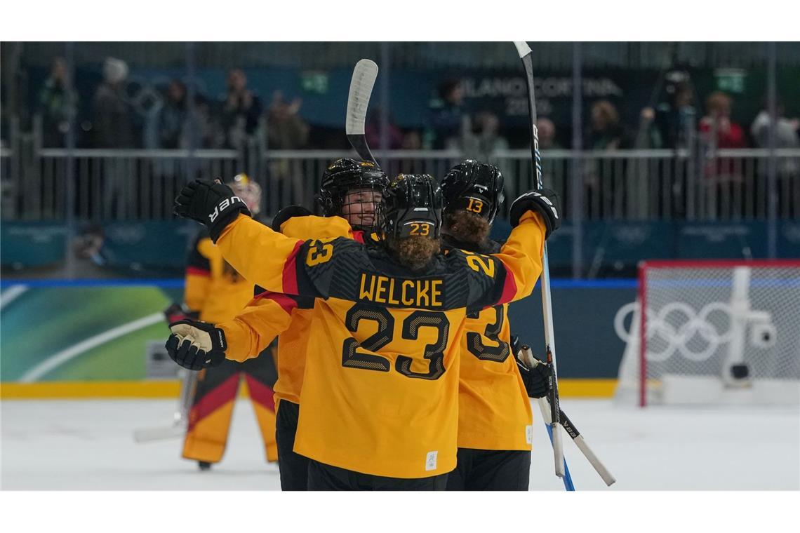 Nina Jobst-Smith feiert das 2:1 mit Lilli und Luisa Welcke.