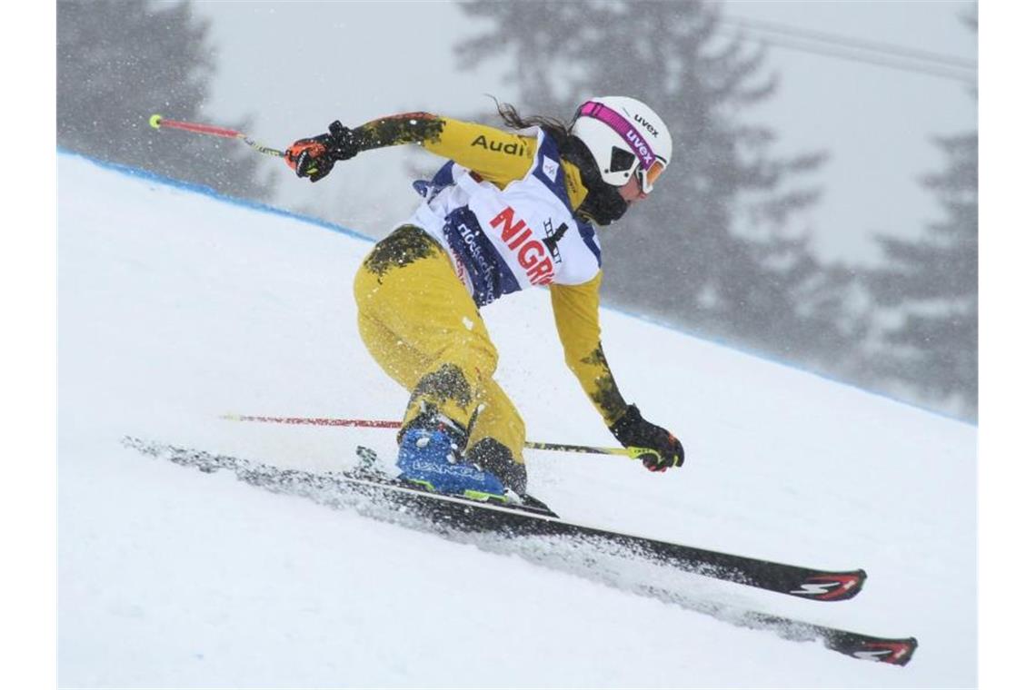 Nina Kloe aus Deutschland fährt beim Ski Cross Weltcup 2017 auf dem Feldberg im Schwarzwald (Baden-Württemberg) auf der Piste. Foto: picture alliance / Patrick Seeger/dpa/Archivbild