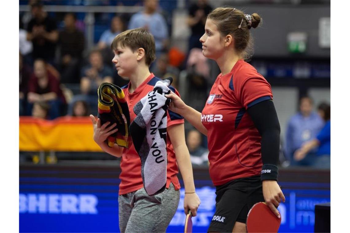 Boll verliert gegen Nummer eins - Ovtcharov noch dabei Nina Mittelham (l) und Petrissa Solja gehen nach dem Spiel enttäuscht vom Spielfeld. Foto: Swen Pförtner/dpa